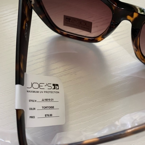 Joes Jeans with a cat eye shape in color tortoise - Picture 5 of 6